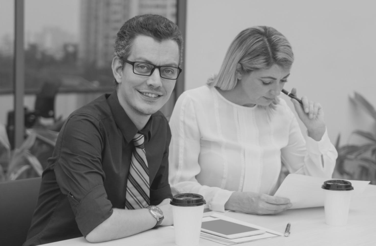Profesionales trabajando en estrategias de comunicación financiera